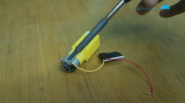 简单的DIY步行机器人电机和电池